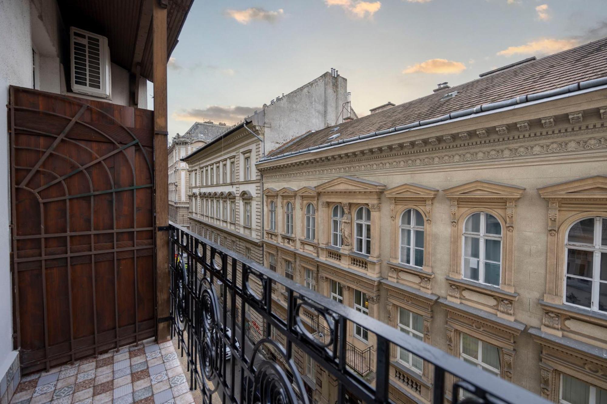 Luxurious Central 4Bedrm 3Bathrm Residence W/ Balcony Budapest Eksteriør billede